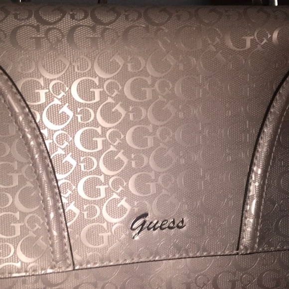 I am selling a Guess purse. Brand new.